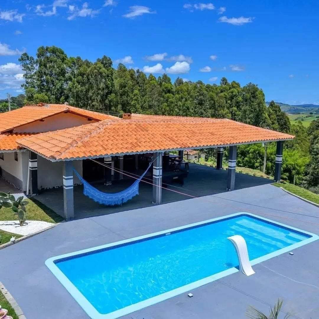 Piscina residencial instalada em área de lazer com escorregador